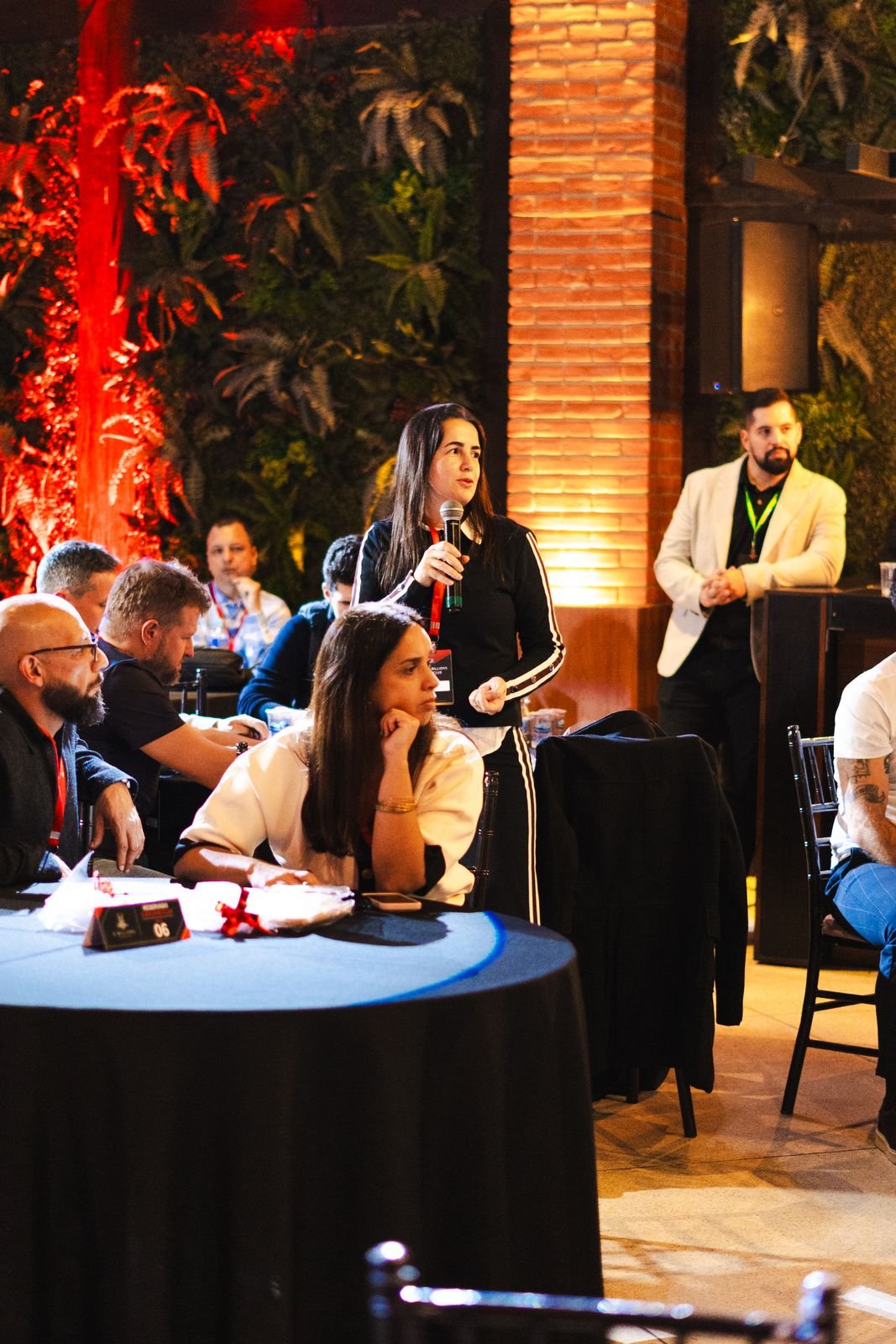 Participante fazendo pergunta durante o hot seat do E-Billions